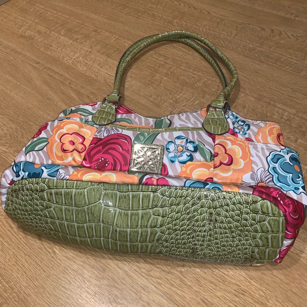 Cute hand bag with bright flowers